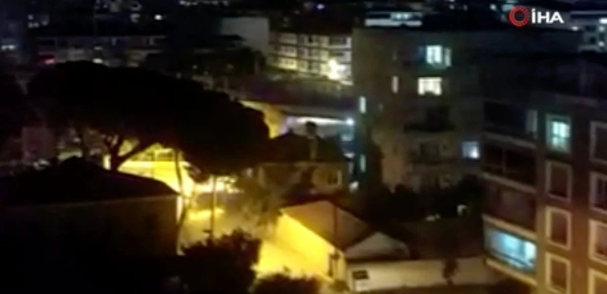 İzmir'de ezan sistemine girerek, halka şarkı dinlettiler