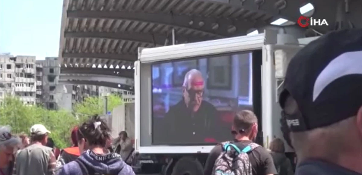 Rusya işgal ettiği şehirlerde mobil ekranlarla propaganda yapıyor!