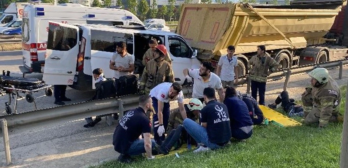 İşçi minibüsü kamyona arkadan çarptı: 2'si ağır 11 yaralı