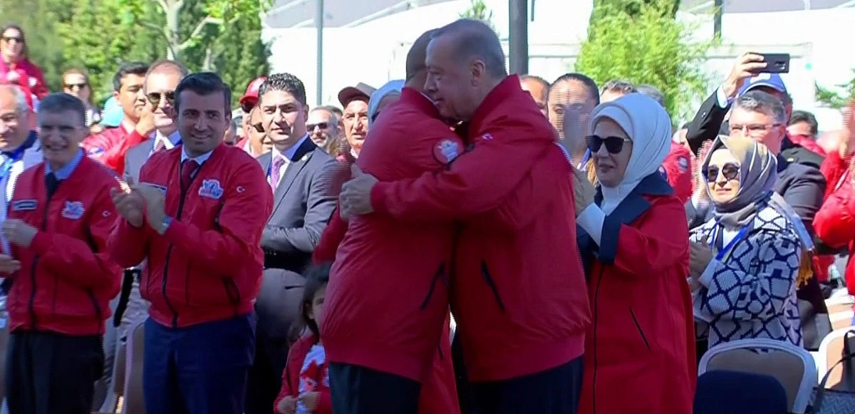 Cumhurbaşkanı Erdoğan ve Aliyev alkışlar eşliğinde sarıldı