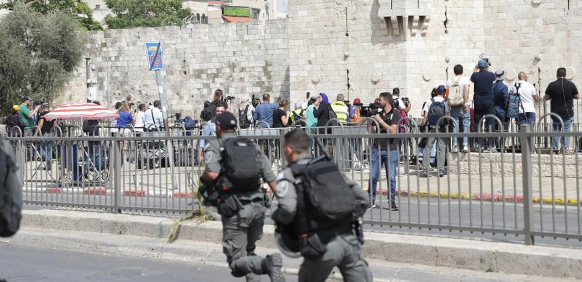 Türk turiste İsrail zulmü: Yakasında bayrağı gören polis, yaka paça dışarı atıldı