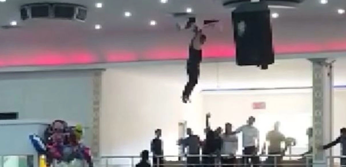 Tavandan salonun ortasına düştü! Davetliler çığlık çığlığa kaldı
