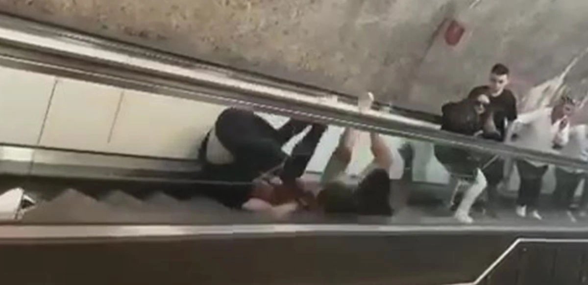Yürüyen merdivende yuvarlana yuvarlana kavga ettiler