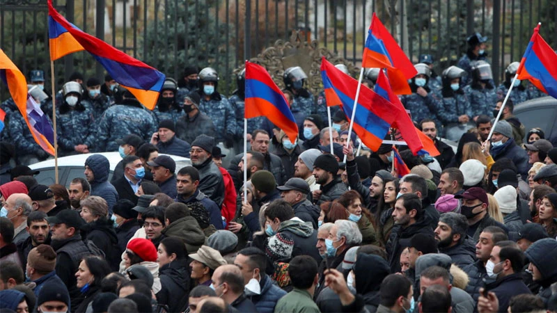 Ermenistan polisinden hükümet karşıtı protestoculara sert müdahale