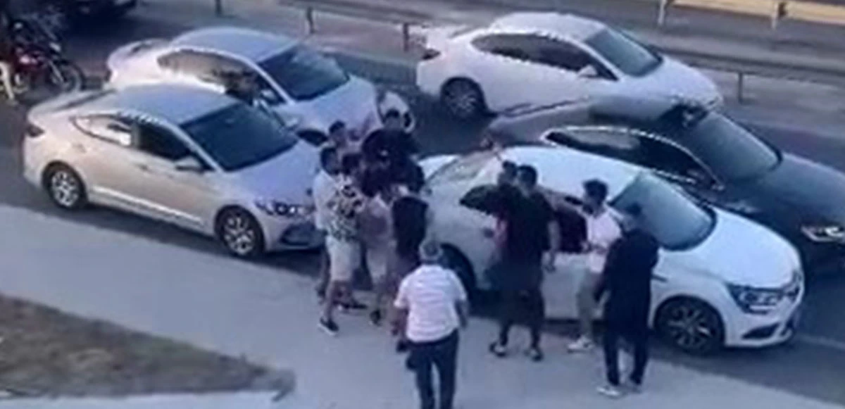 Trafik magandaları: Aracın önüne kesip içindekileri darp etti