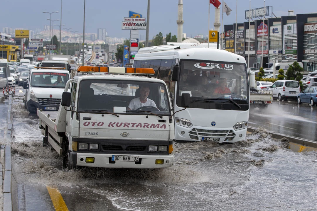 Ankara'yı sel vurdu, taşan dereler sokaklara döküldü