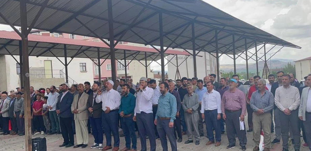 Yağmur duası eden çiftçiler bir anda bastıran yağmurun altında kaldı