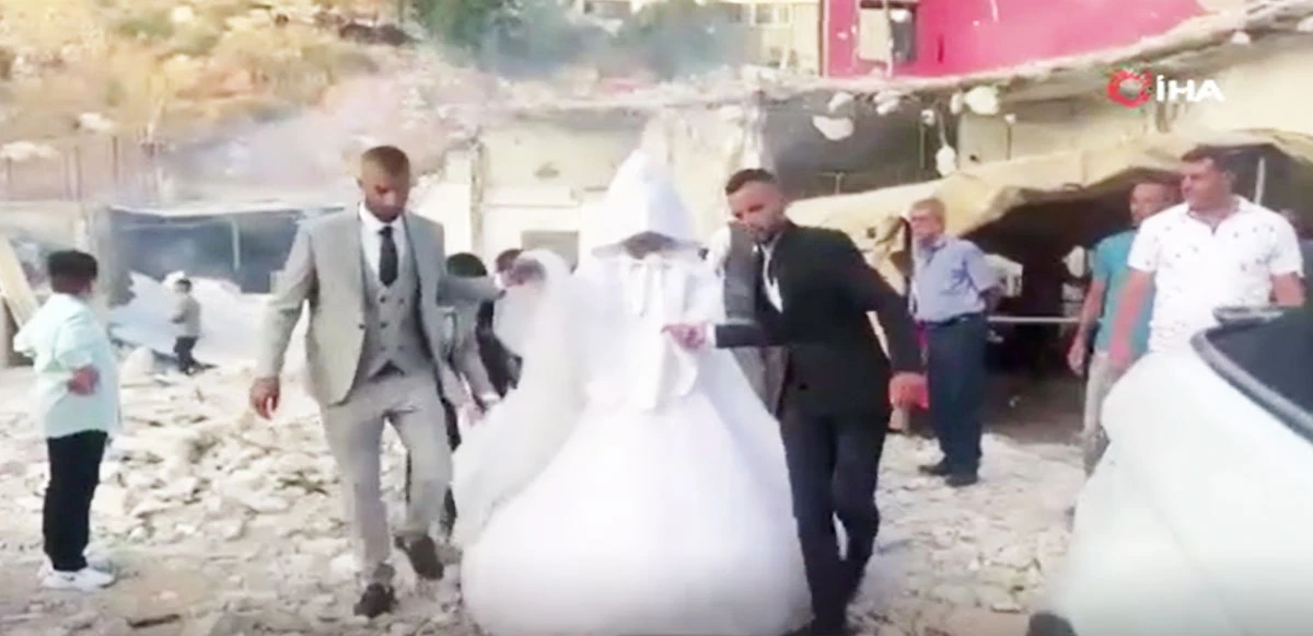 Filistinli çift, İsrail’in yıktığı evlerinin enkazında evlendi