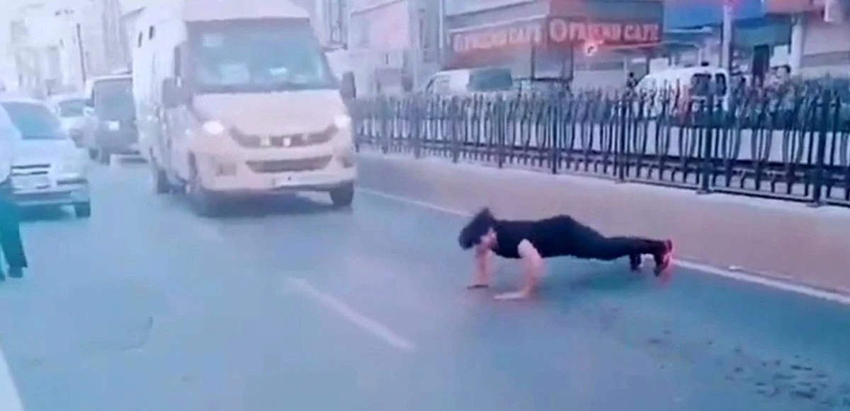 Trafiği durdurup yol ortasında şınav çekti
