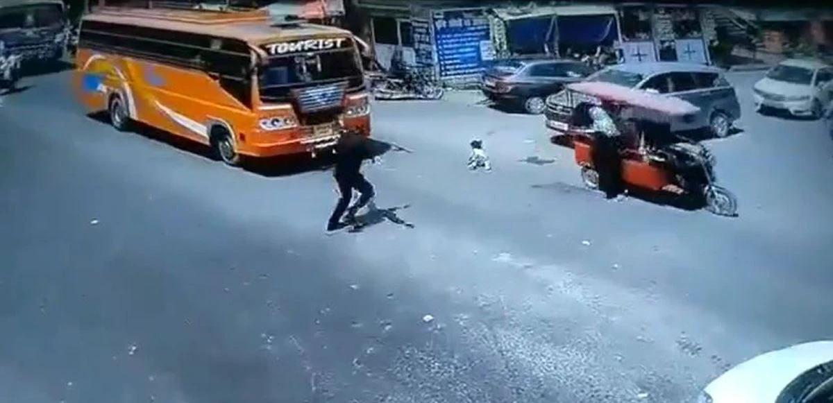 Çekçekten düşen çocuğu ezilmekten polis son anda kurtardı