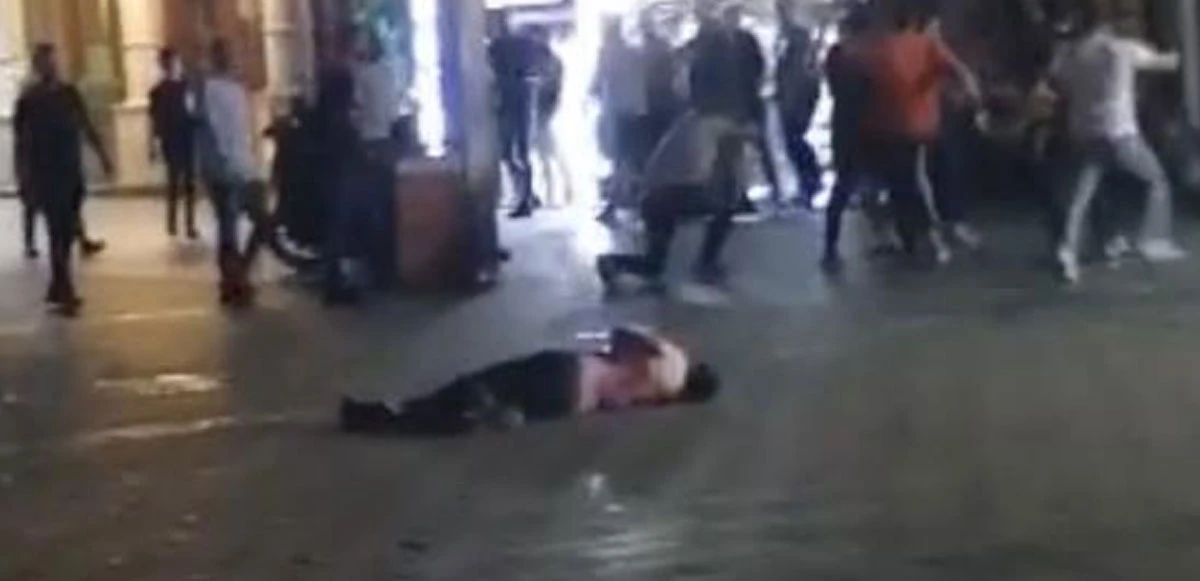 Taksim Meydanı’nda ölümlü kavga! Alacak verecek meselesi deyip kalbinden bıçakladı