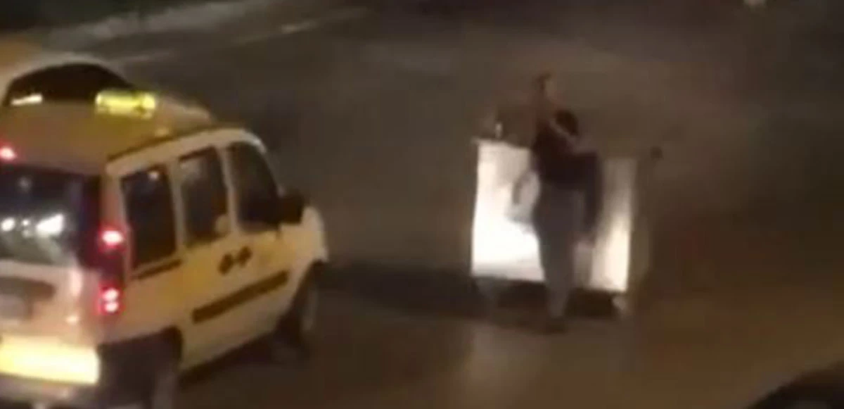 Çöp konteynırına sofra kurdu, trafiği alt üst etti