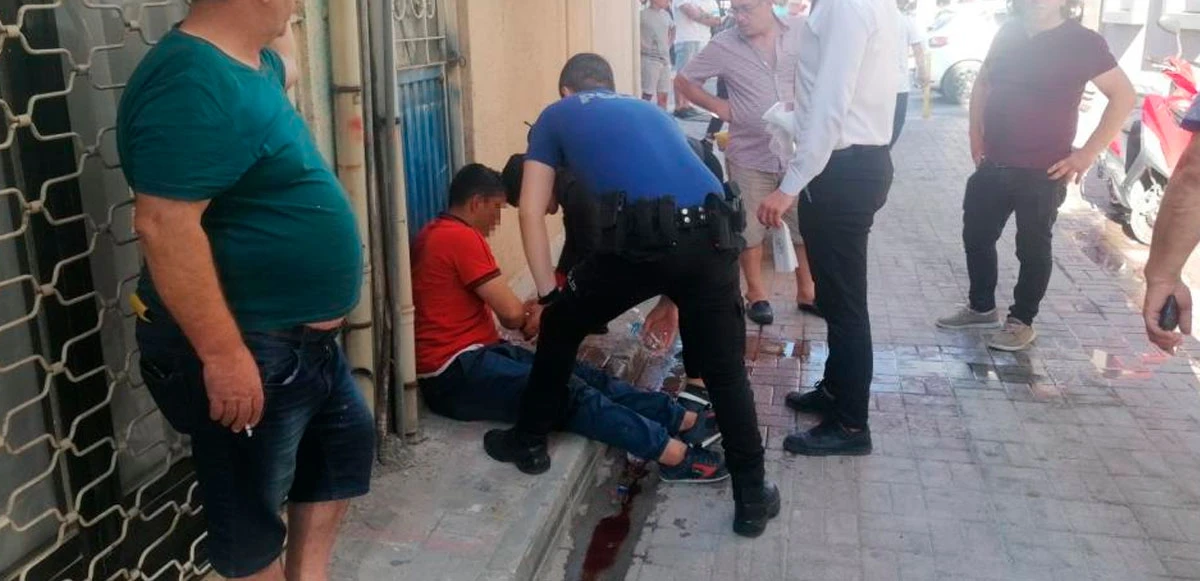 Öfkeli kalabalık tacizciyi doğduğuna pişman etti: Polis ölümün kucağından aldı