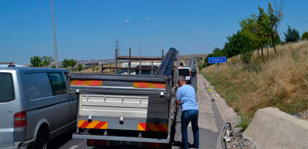 Kamyonet kasasından fırlayan demirler araçların üstüne yağdı