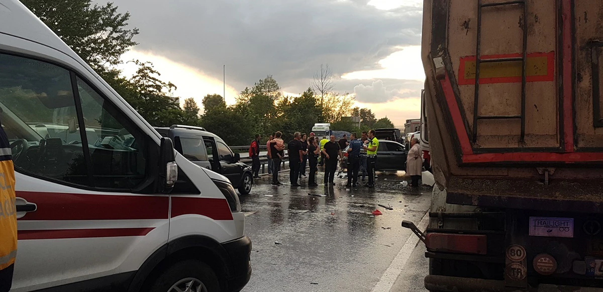 TEM’de 6 araç birbirine girdi, ortalık savaş alanına döndü