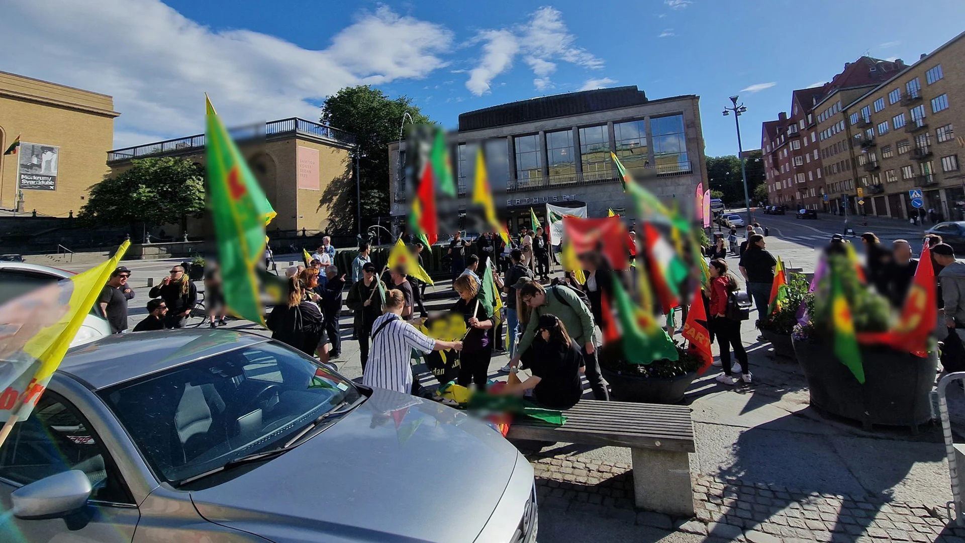 İsveç'te bir skandal daha! NATO müzakereleri sürerken PKK paçavraları sokağa indi