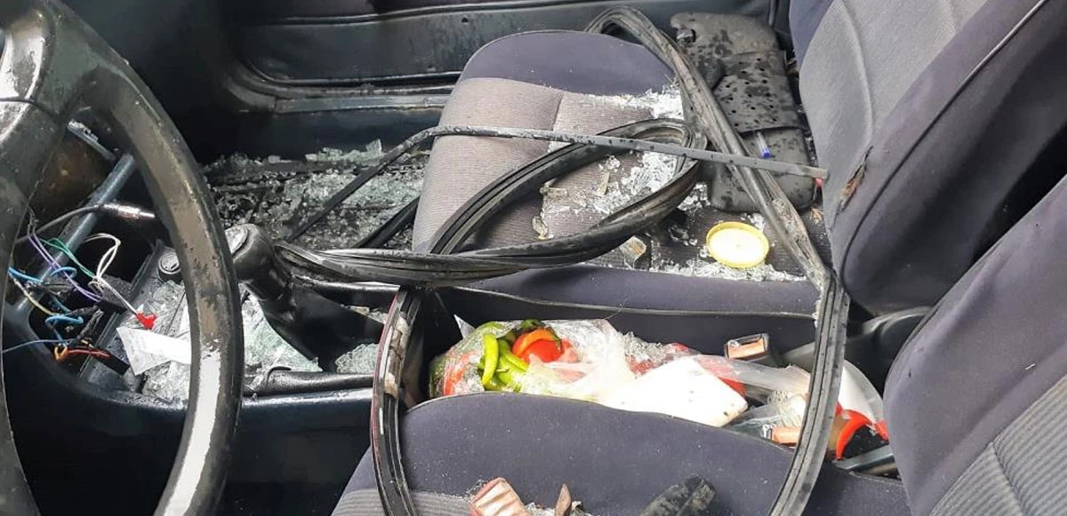 Kız arkadaşının bulunduğu otomobile taş ve sopayla saldırdı
