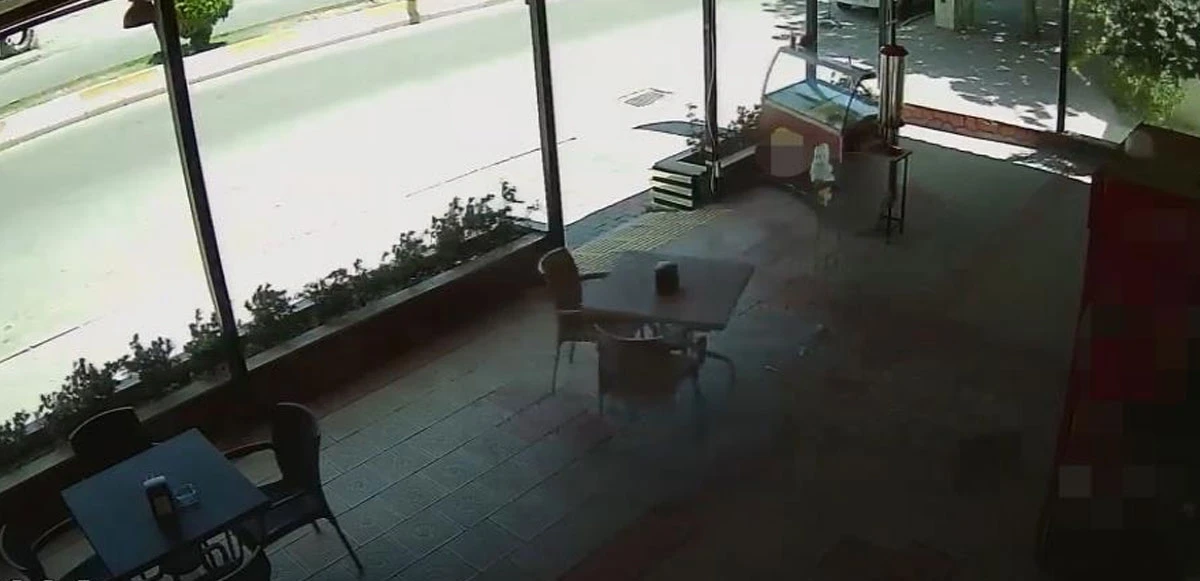 Korku filmlerini aratmayan anlar: Şiddetli rüzgar masa sandalyeleri savurdu, dondurma dolabını sürükledi