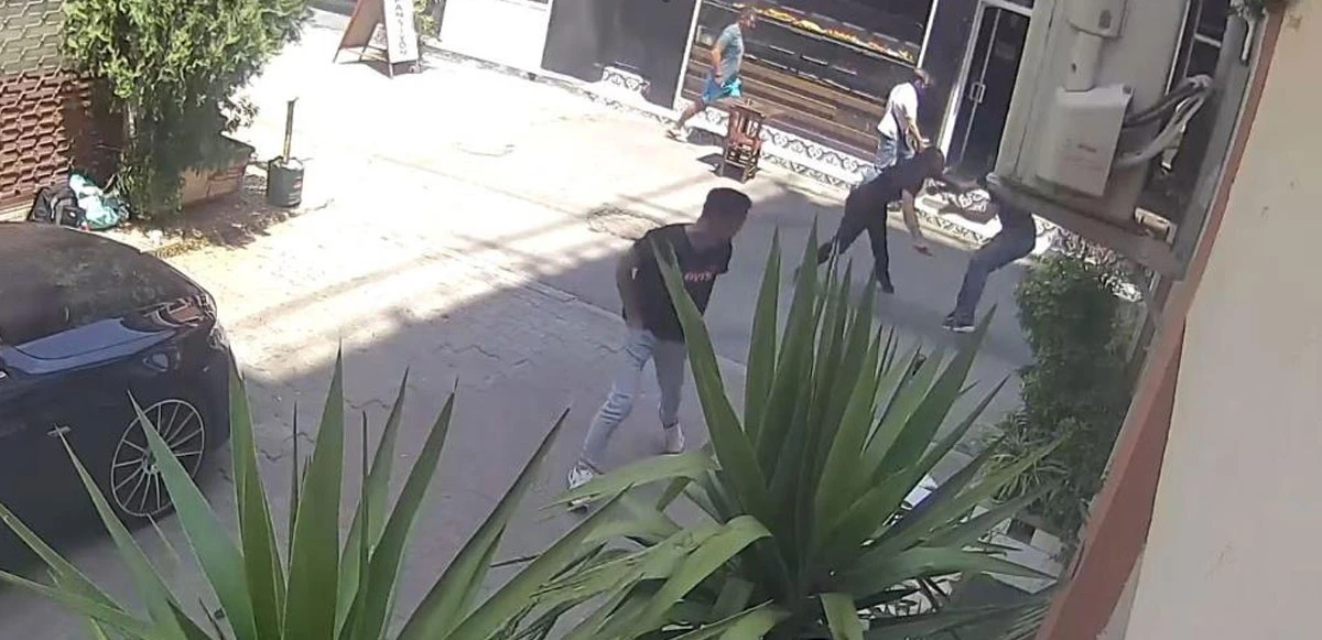 Önce bıçakladı ardından yardımına koştu