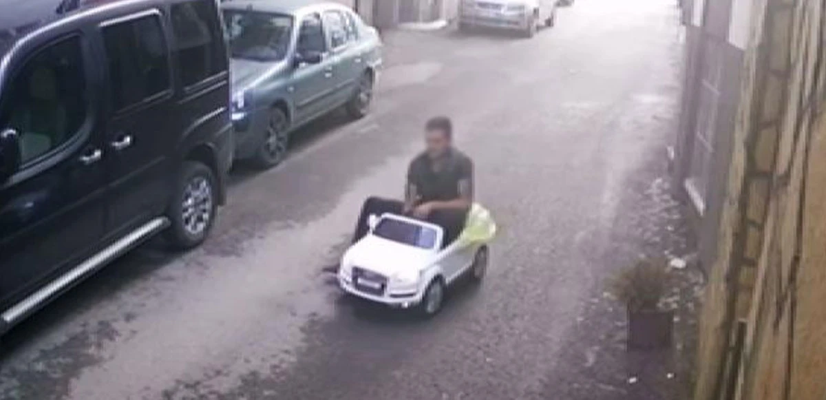 Pişkin hırsız polisi bile şaşırttı: Çaldığı akülü çocuk arabasına binerek kaçtı
