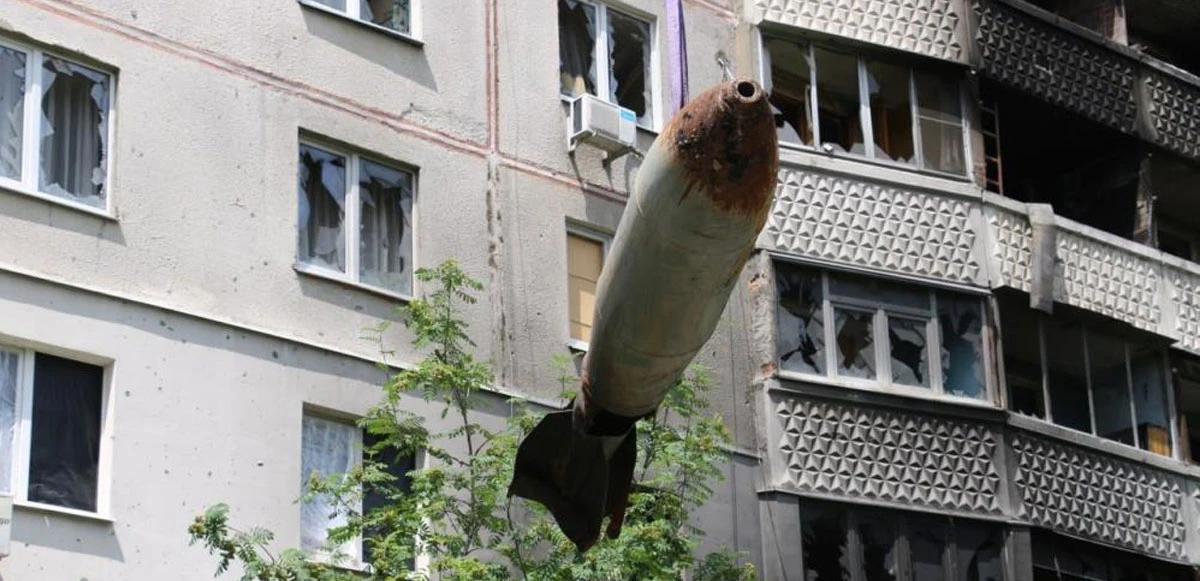 Harkov'da 9 katlı binanın çatısındaki bomba vinçle çıkarıldı