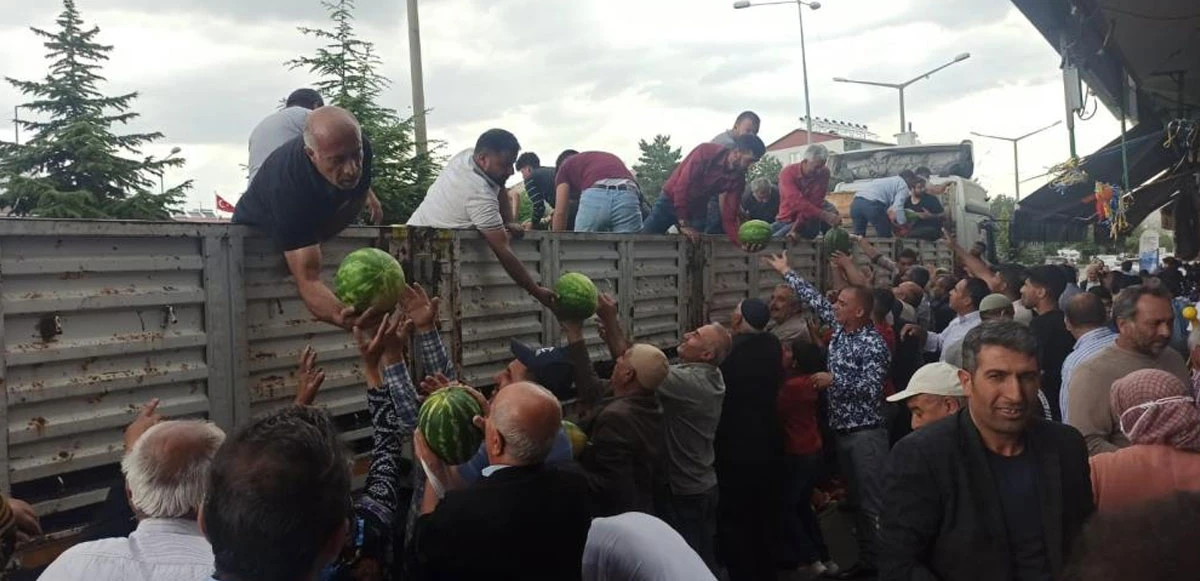 Bedava karpuz izdihamı! 30 ton bir saatte bitti