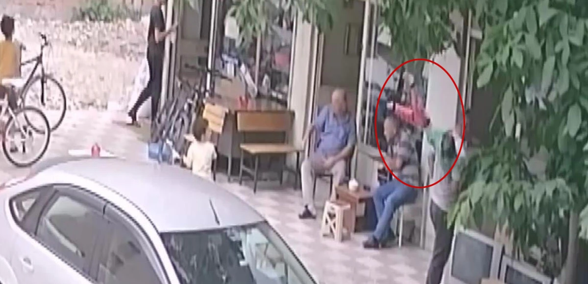 Düşerken apartman görevlisine çarparak ölümden döndü