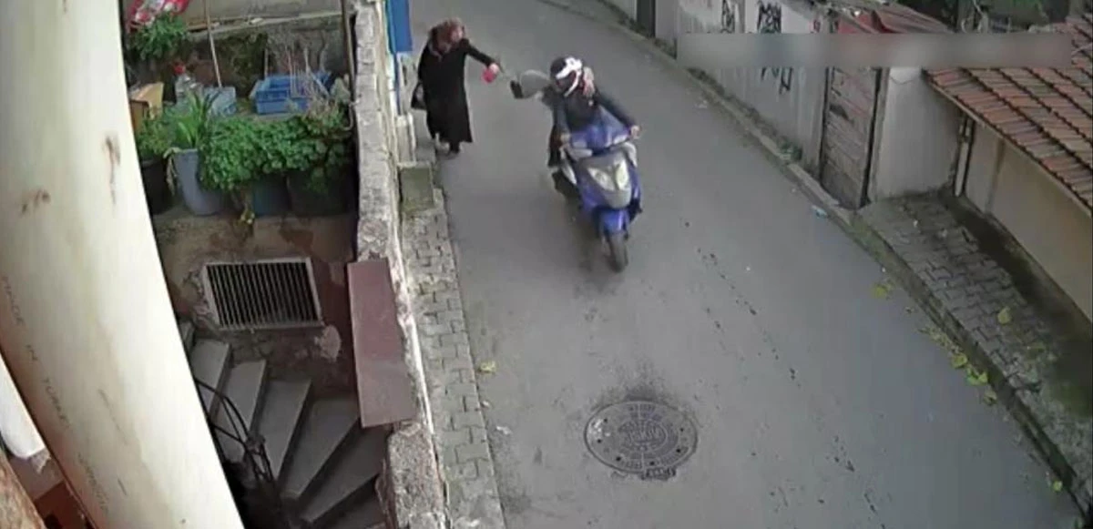 İstanbul’da yaşlı kadına kapkaç kamera yansıdı