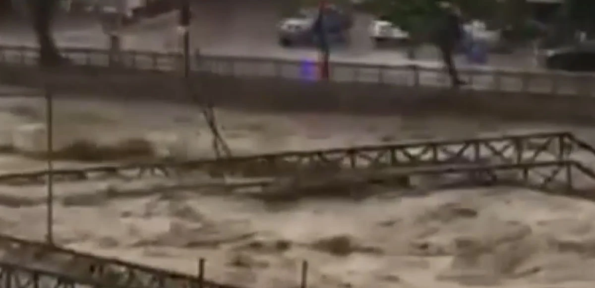 Kastamonu'da yaya köprüleri yıkıldı, elektrik kesintisi yaşandı