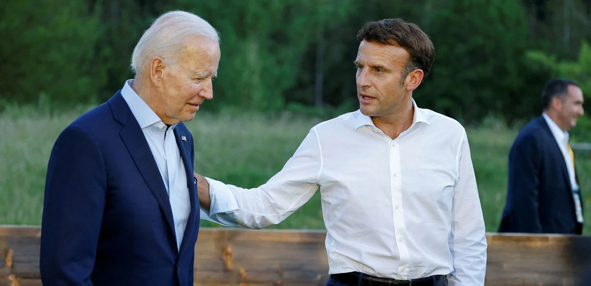 Biden ve Macron'un kameralara yansıyan konuşmaları petrolü uçurdu