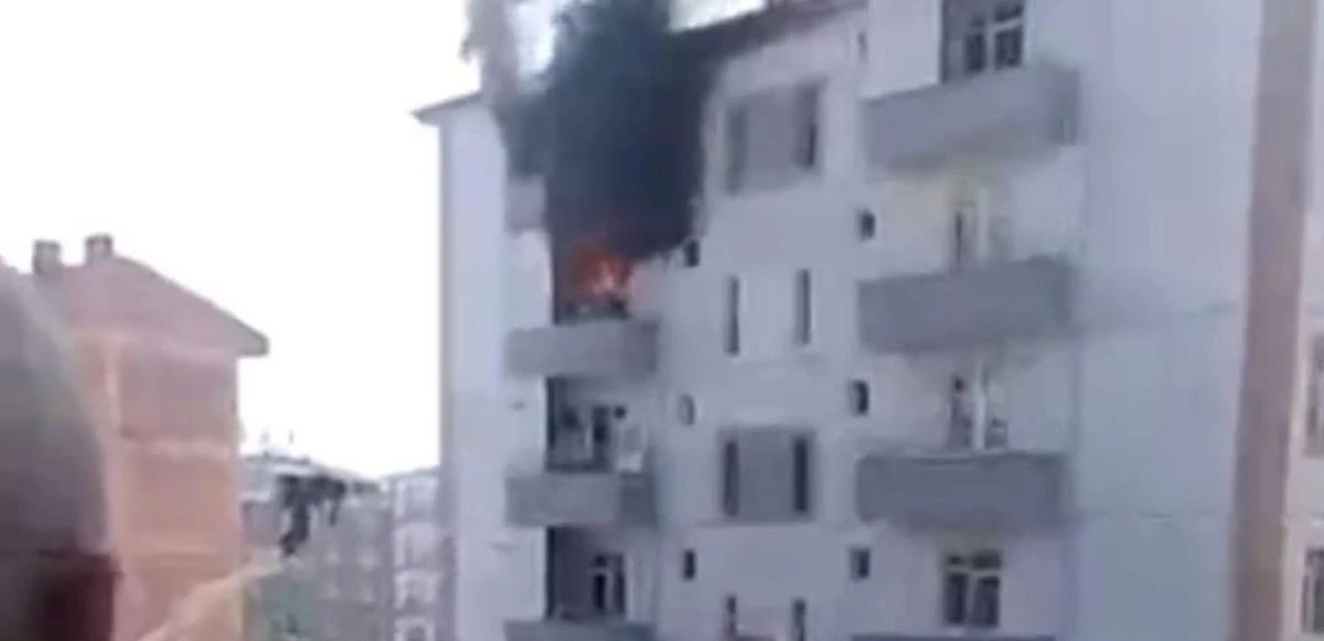 Yangın kaçmak için balkondan atlayan kadını komşusu kurtardı