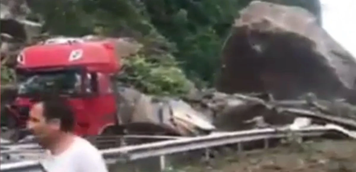 Artvin'de heyelan! Tırlar kayalıkların altında kaldı