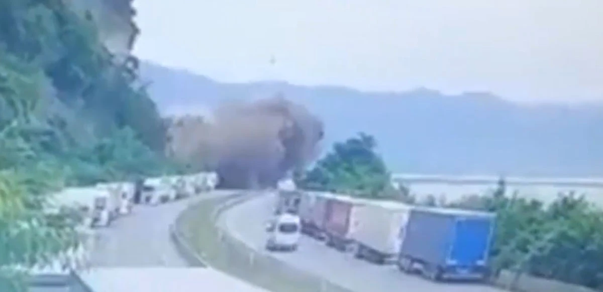 Artvin'deki heyelan kameralara saniye saniye yansıdı