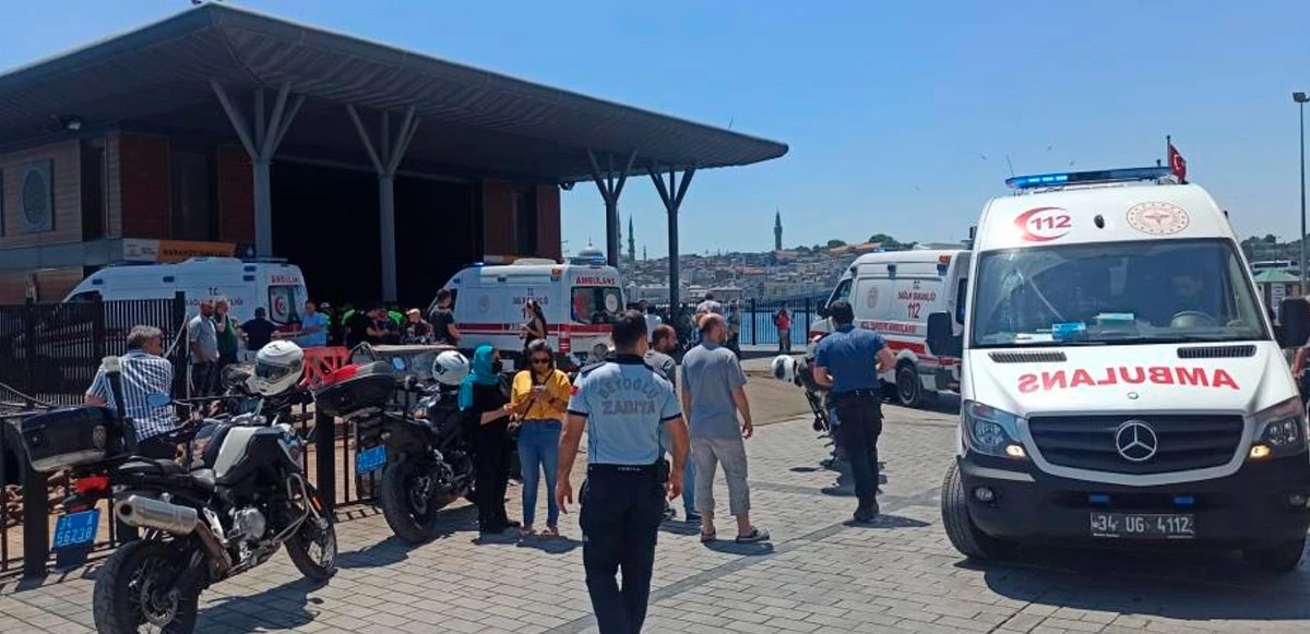 İstanbul'da korku dolu anlar: Dümeni kilitlenen vapur iskeleye çarptı