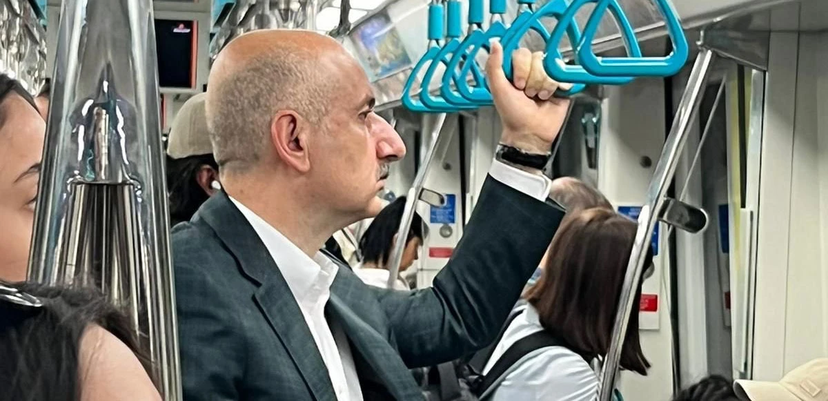 Ulaştırma Bakanı Marmaray’da! Ayakta yolculuğu sosyal medyada viral oldu