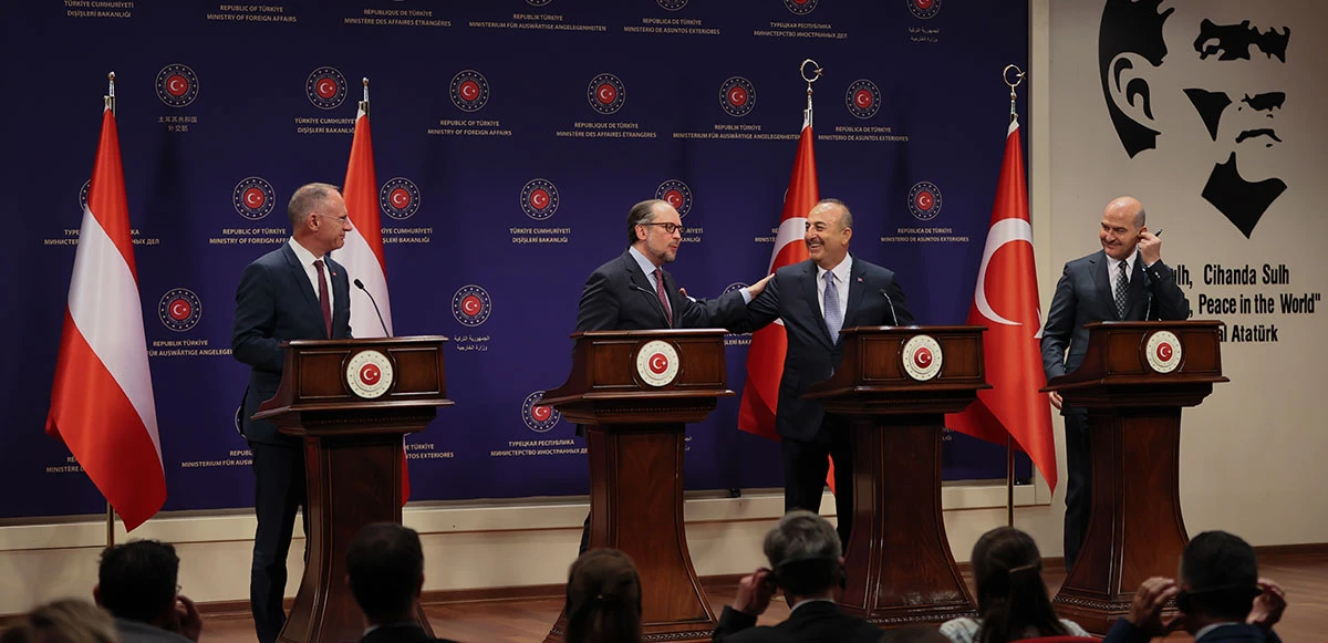 Basın toplantısında neşeli anlar: Çavuşoğlu, Avusturyalı mevkidaşını kahkahaya boğdu