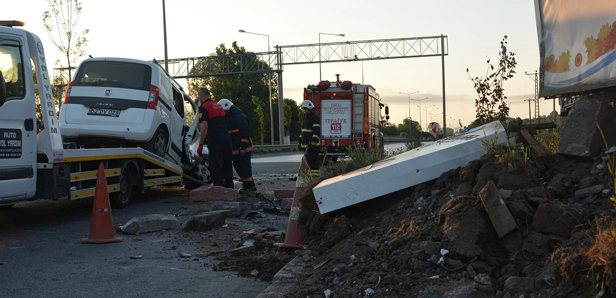 Hafif ticari araç takla attı: 1 ölü, 1 yaralı