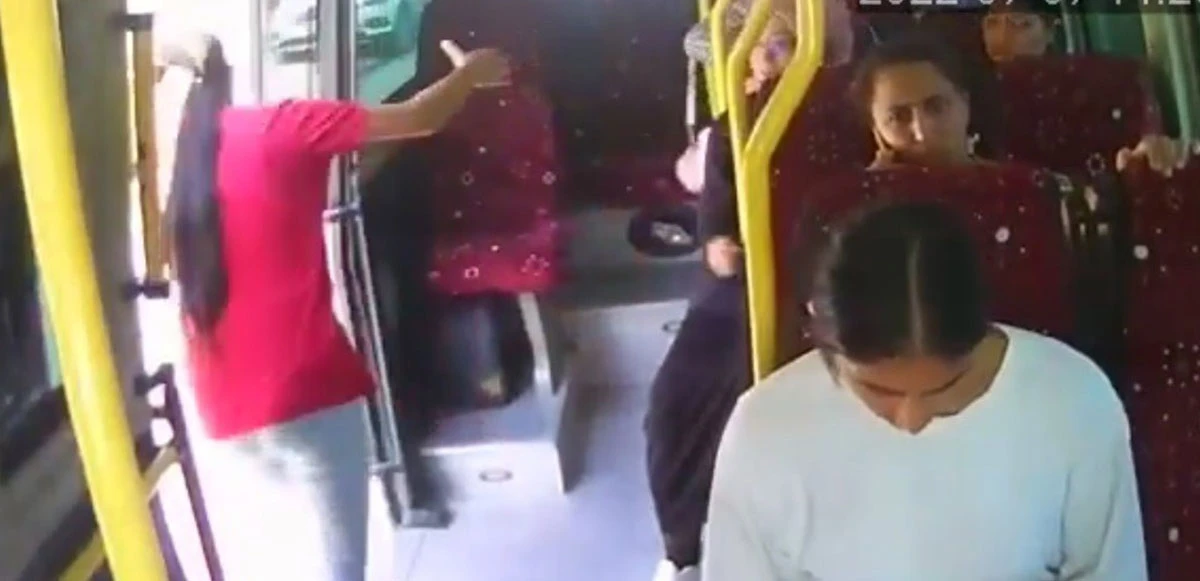 Hareket halindeki minibüsün kapısı açık kaldı! Yolcu kadın düşerek öldü