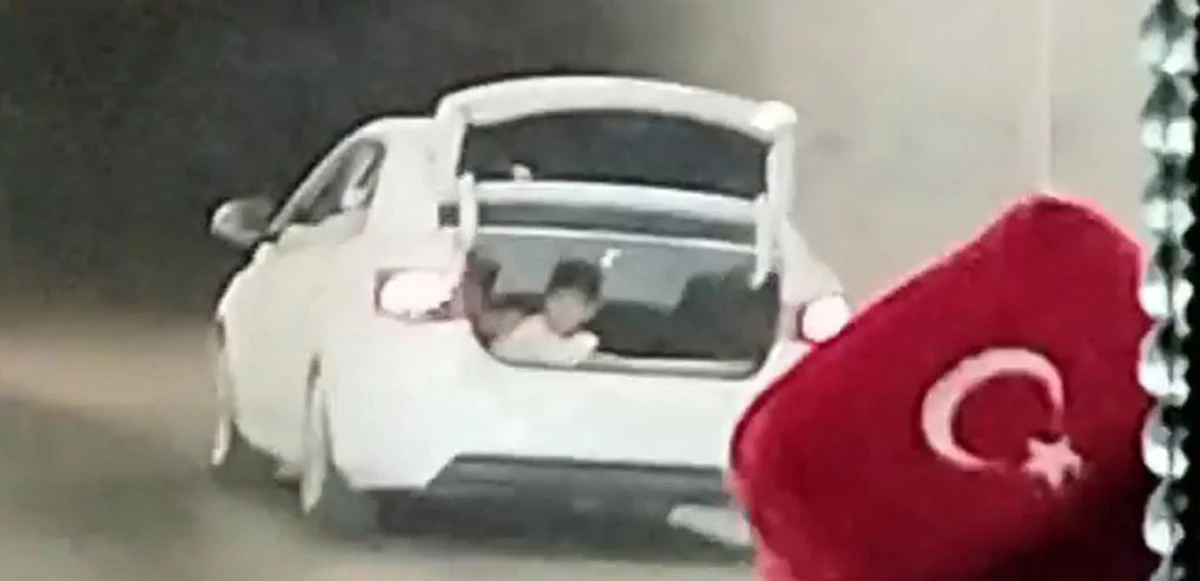 Küçük çocuğu bagajda taşıdı! Dehşete düşüren tehlikeli yolculuk!