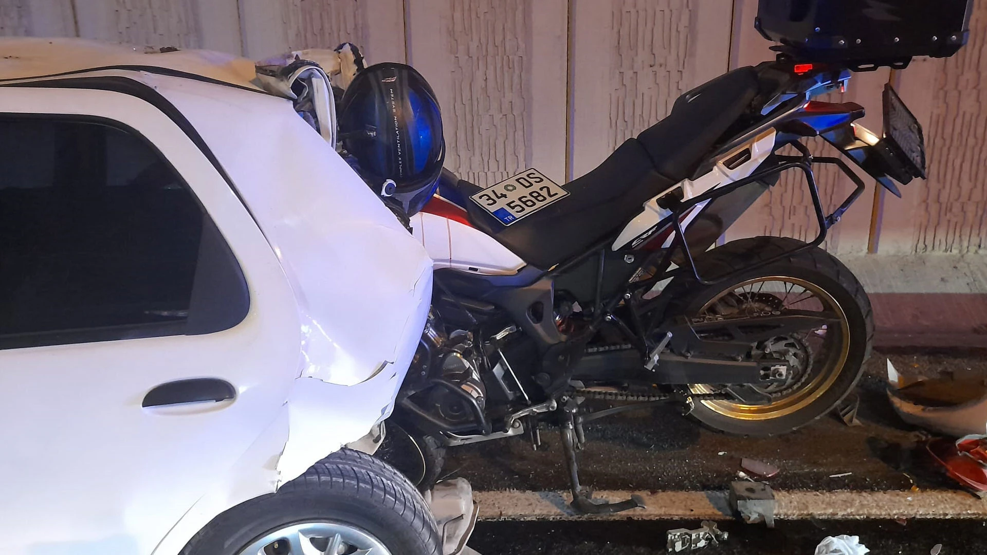 Şehitlik önünde feci kaza: Motosiklet otomobile ok gibi saplandı, çekici güçlükle çıkardı
