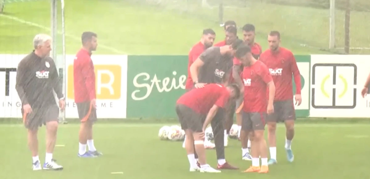 Galatasaray idmanında kavga: Yıldız futbolcular birbirine girdi!