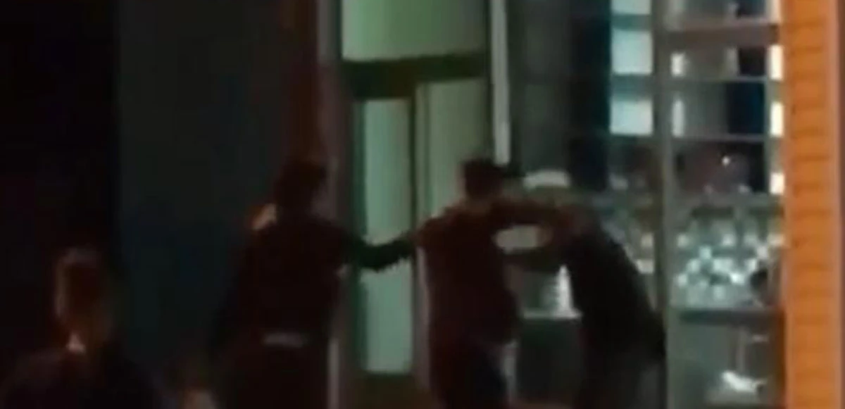 Adana'da bir genç yaşlı adamı acımazca dövdü