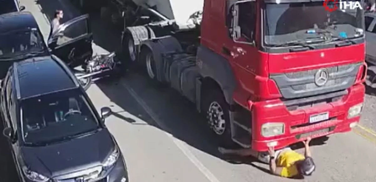 Aracın açık kapısına çarpan motosikletli kamyonun altında kaldı