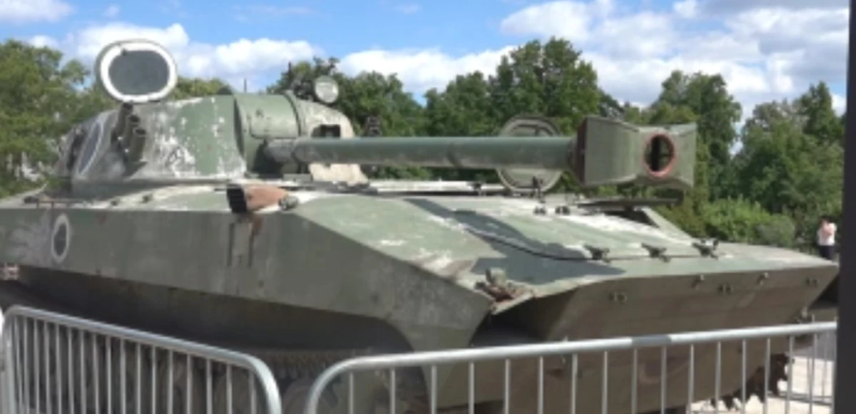 Rus tankları Prag’da: Sergiye akın ettiler