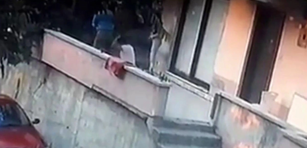 Yorgun mermi başına isabet etti, kızının gözü önünde yere yığıldı