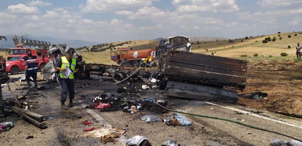 Çarpışan tır ve otomobil alev aldı: 3 kişi yanarak hayatını kaybetti