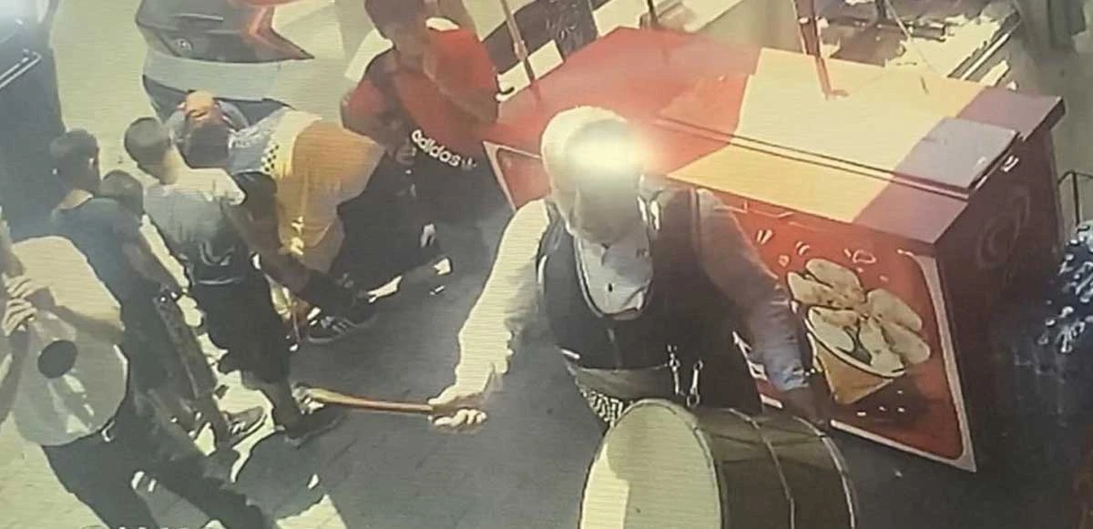 İnsanlığın öldüğü an! Bir tarafta rögara düşen çocuğa müdahale edilirken diğer tarafta davulla gelin karşıladılar