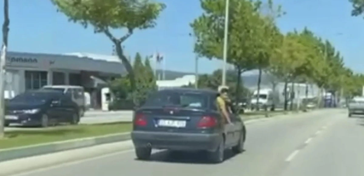 Canını hiçe saydı, otomobilden sarktı! Yürekleri ağza getiren anlar kamerada