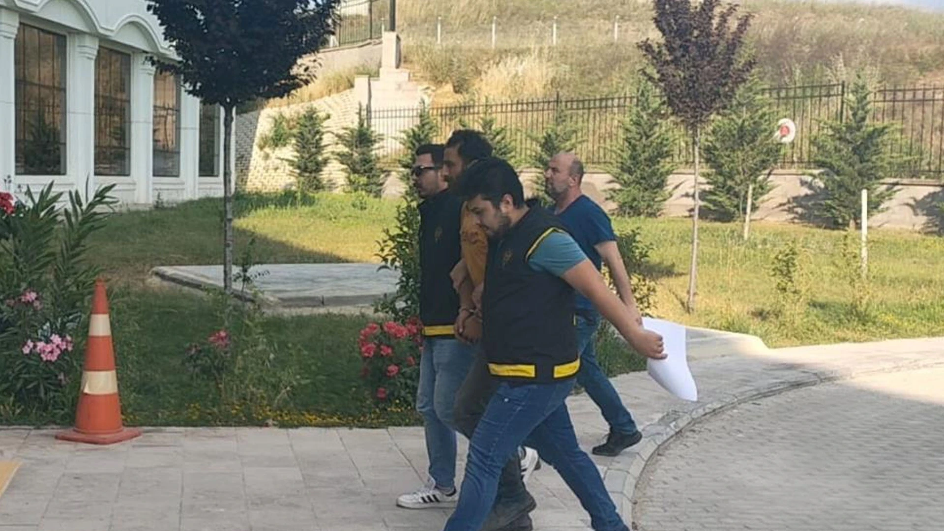Komşusunu öldürdü, 'amacım öldürmek değil yaralamaktı' dedi! 1 ay sonra serbest kaldı