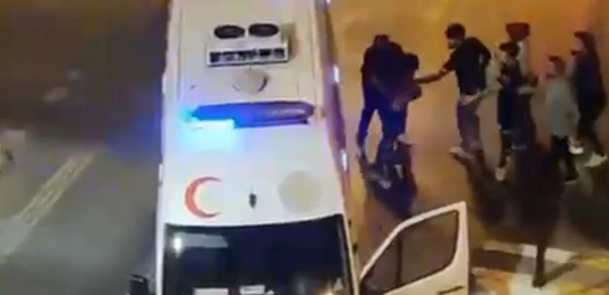 Ambulans şoförüne küfür etti, ortalık karıştı